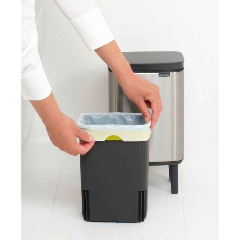 Cos de gunoi Brabantia Bo Small Hi 1006642, 4 l, Deschidere lina si silentioasa, Baza antiderapanta, Rezistent la amprente, Otel inoxidabil/Mat