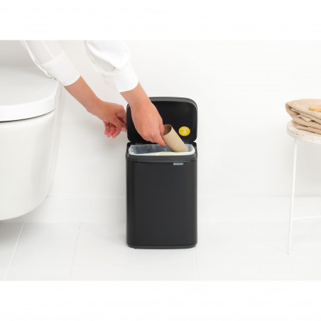 Cos pentru gunoi Brabantia Bo Small 1006622, 4 L, Deschidere lina si silentioasa, Bază antiderapantă, Negru