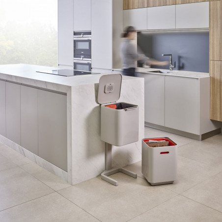 Cos de gunoi 3in1 pentru reciclare si organic Joseph Joseph Totem Compact 30064, 2x20 L, Recipient pentru deseuri 3 L, Design vertical, Filtre carbune activ, Bej