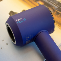 Uscator de par Dyson Supersonic Nural HD16 VnBu/Topaz, 1600W, 3 viteze, 4 temperaturi, Ioni negativi, 5 accesorii, Scalp Protector, Albastru/Topaz
