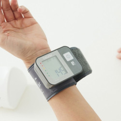 Monitor de tensiune arteriala Beurer BC 27, Incheietura 14-19,5 cm, Indicator de risc, Aritmie, Memorie, LCD, Data si ora, Gri