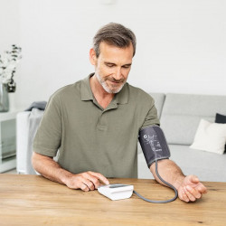 Monitor de tensiune arteriala Beurer BM 53, Indicatori de aritmie, Risc, Memorie prin aplicație, 4 x AAA, USB-C, 22-42 cm, Negru