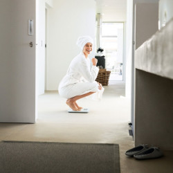 Beurer BG 13, până la 150 kg, 6 funcții, memorie, LCD, 5 niveluri de activitate, transparent/argintiu