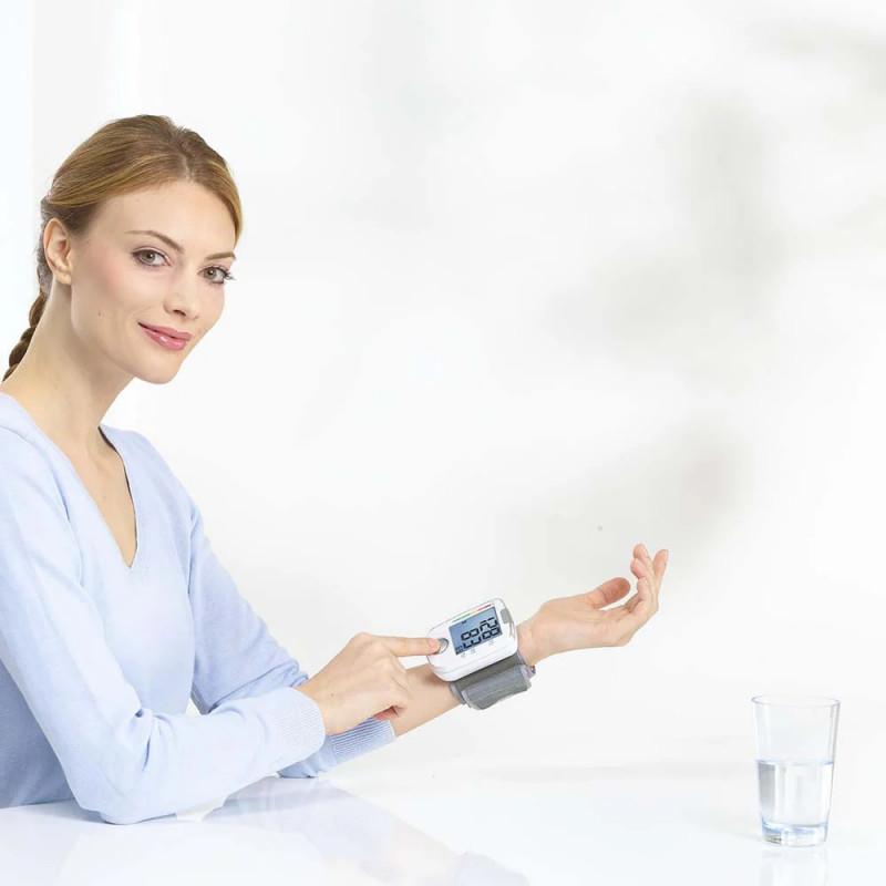 Monitor de tensiune arterială Beurer BC 44, indicator de aritmie și risc, memorie după aplicație, 2 x AAA, 14-19,5 cm, alb