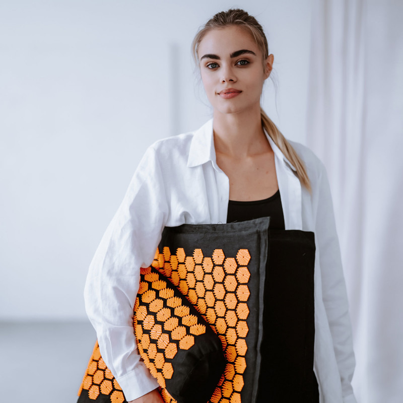 Saltea de acupunctură Medivon Chronos, 23x48 cm, Hipoalergenică, Îmbunătățește circulația sângelui și somnul, Înlătură tensiunea musculară, +Sac, Negru/portocaliu