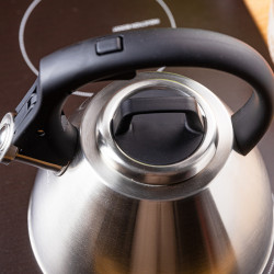 Fierbător fluierător Klausberg KB 7951, 2.5 l, Oțel inoxidabil, Mâner termoizolant, Inducție, Onix mat