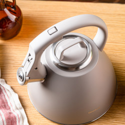 Fierbător fluierător Klausberg KB 7953, 2.5 l, Oțel inoxidabil, Mâner termoizolant, Inducție, Bej