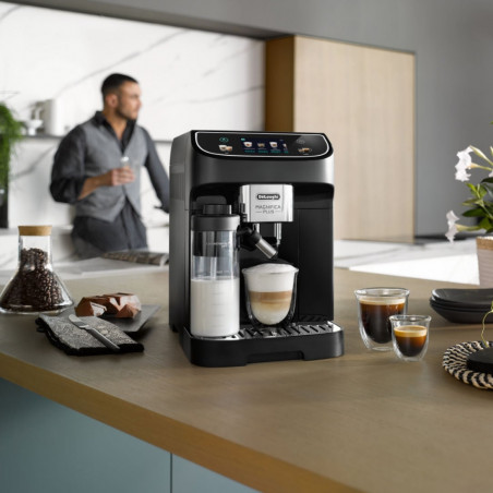 Espressor automat DeLonghi Magnifica PLUS ECAM 320.60.B, 1450W, 15 bar, 1.8l, 15 programe, 13 trepte de macinare, Ecran tactil TFT, LatteCrema Hot, Boabe de cafea, Negru
