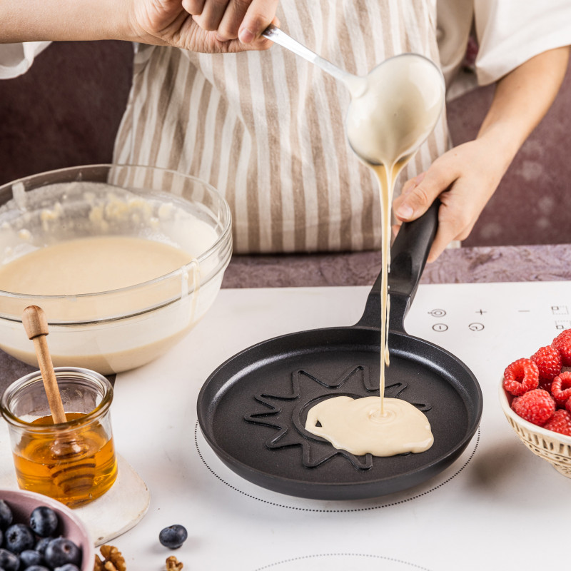 Plită pentru clătite Klausberg KB 7972, 18 cm, Fund în relief cu soare, Acoperire antiaderentă, fără PFOA, Inducție, Negru