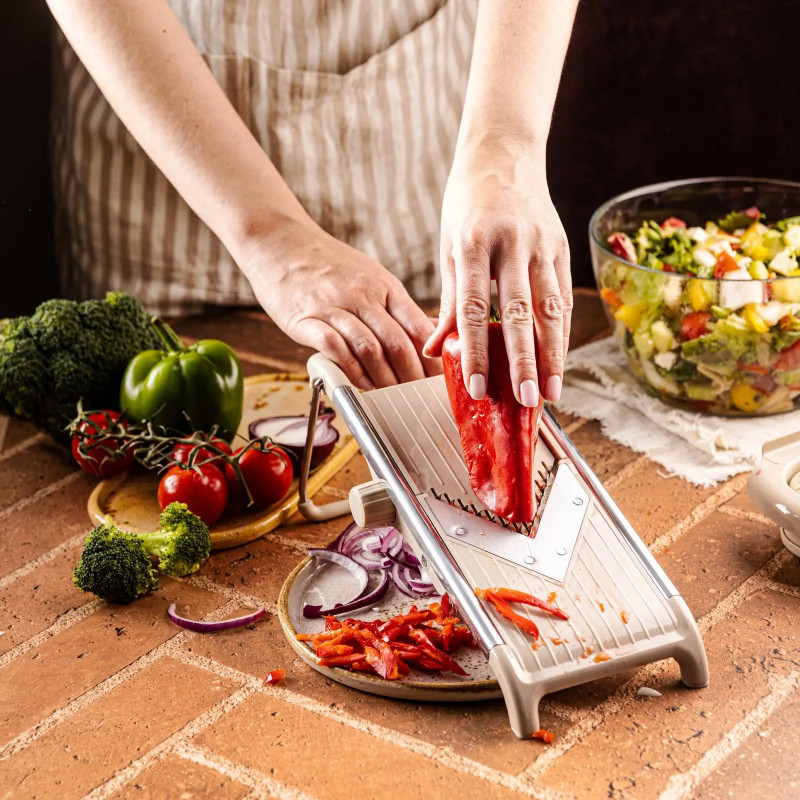 Răzătoare de legume Kinghoff KH 2006, grosime reglabilă, lame în formă de V, Julienne 5 mm, bej/gri