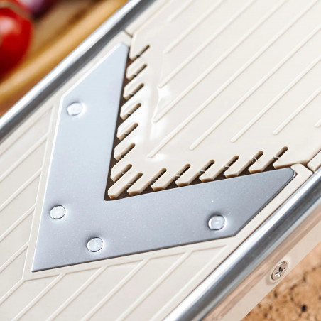Răzătoare de legume Kinghoff KH 2006, grosime reglabilă, lame în formă de V, Julienne 5 mm, bej/gri