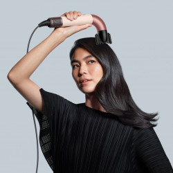 Dyson HD17 Supersonic r Ceramic Pink/Rose Gold Uscător de păr pentru păr drept și ondulat 113332-01, 1700 W, 4 setări inteligente de temperatură, 3 viteze, ionizare, recunoaștere RFID a accesoriilor, protecție pentru scalp, roz ceramic/aur roz