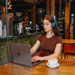 Casti fara fir Edifier W820NB Plus V25 Navy, 40 mm, 80 h, A.I, Difuzoare dinamice acoperite cu titan, Bluetooth V6.1, ANC, Hi-Res, Albastru închis