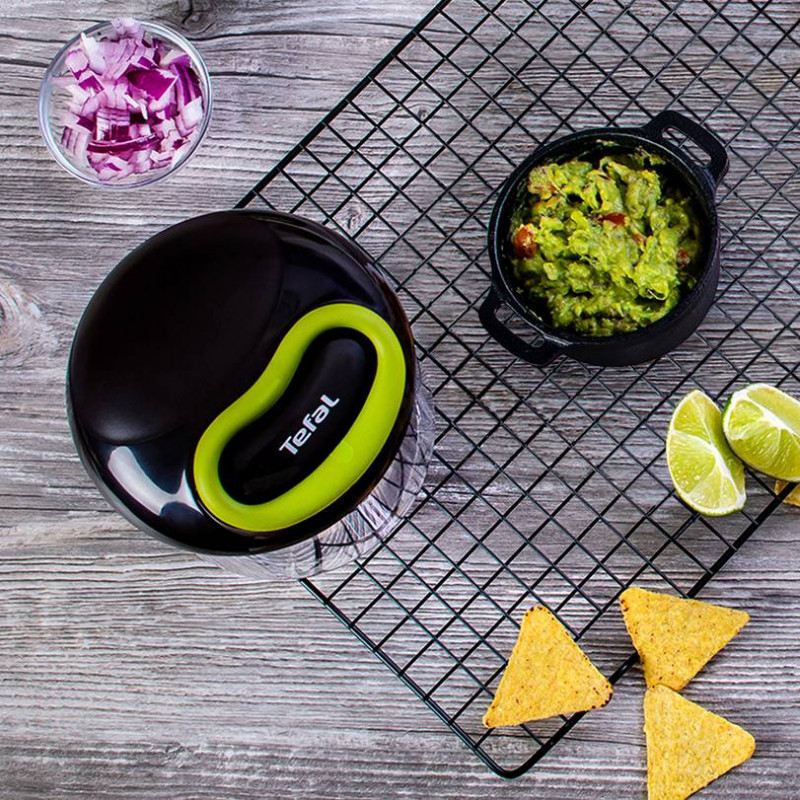 Tefal K1320404 Tocător manual, 0,9 L, mecanism automat de retragere a cablului, 2 lame din oțel, blocare capac, negru/verde