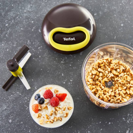 Tefal K1320404 Tocător manual, 0,9 L, mecanism automat de retragere a cablului, 2 lame din oțel, blocare capac, negru/verde