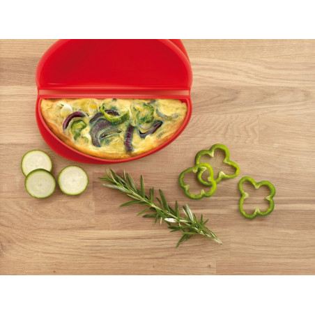 Vas pentru omleta in cuptorul cu microunde Lekue 1009029, 23 x 10 x 3,5 cm, Silicon platinat, -60°C pana la +220°C, Transparent/Rosu