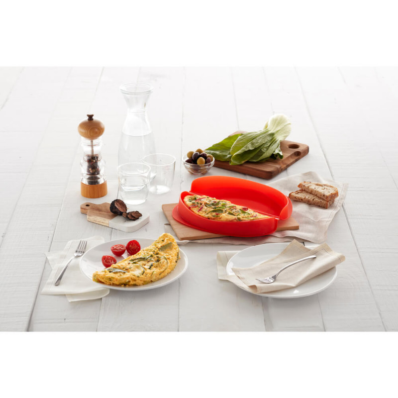 Vas pentru omleta in cuptorul cu microunde Lekue 1009029, 23 x 10 x 3,5 cm, Silicon platinat, -60°C pana la +220°C, Transparent/Rosu