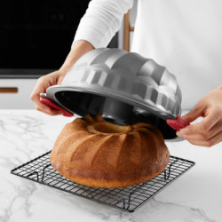 Forma de copt chec Lekue 1009476, Ø26,5 cm, Acoperire ceramica antiaderenta, Otel carbon, +4°C / +240°C, Negru/rosu