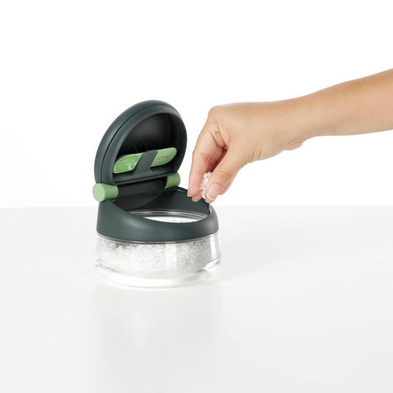 Recipient pentru sare/zahar/condimente Lekue 1009488, Ø12,4x10,1 cm, Sticla borosilicata, Lingura de masurare, +4°C / +80°C, Negru