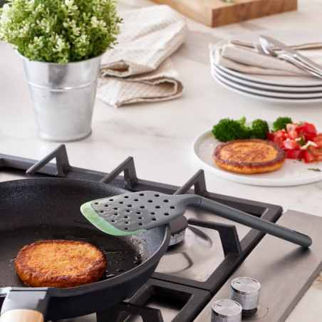 Lekue 1010182 spatulă cu fante, 30,6 cm, rezistentă la zgârieturi, 4/220 °C, margine flexibilă, verde