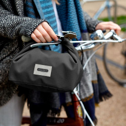 Geanta termoizolanta pentru pranz Black+Blum LBB018, 6,7 L, 33,5 x 15,5 x 31 cm, Impermeabila, Inchidere rulata, Maner transport, Fara BPA, Negru