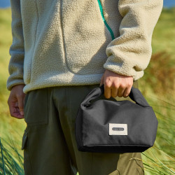 Geanta termoizolanta pentru pranz Black+Blum LBB018, 6,7 L, 33,5 x 15,5 x 31 cm, Impermeabila, Inchidere rulata, Maner transport, Fara BPA, Negru