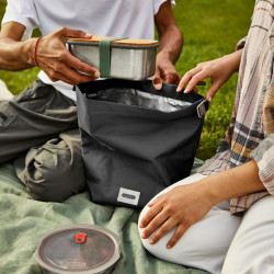 Geanta termoizolanta pentru pranz Black+Blum LBB018, 6,7 L, 33,5 x 15,5 x 31 cm, Impermeabila, Inchidere rulata, Maner transport, Fara BPA, Negru