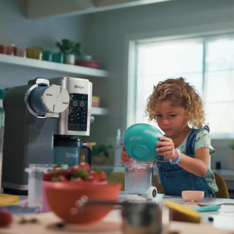 Aparat de înghețată 13-în-1 Ninja CREAMi Scoop & Swirl™ NC701EU, 800 W, 13 programe, manetă cu 3 trepte pentru cornetele de înghețată, CreamiFit, Creamify, 2 cupe de 473 ml, personalizare, gri/negru