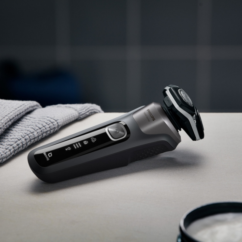 Aparat de ras electric Philips Shaver Series 5000 S5887/10, 9 W, 60 min, pentru ras umed/uscat, trimmer încorporat, SkinIQ, PowerAdapt, capete rotative la 360°, lame cu autoascuțire, gri carbon