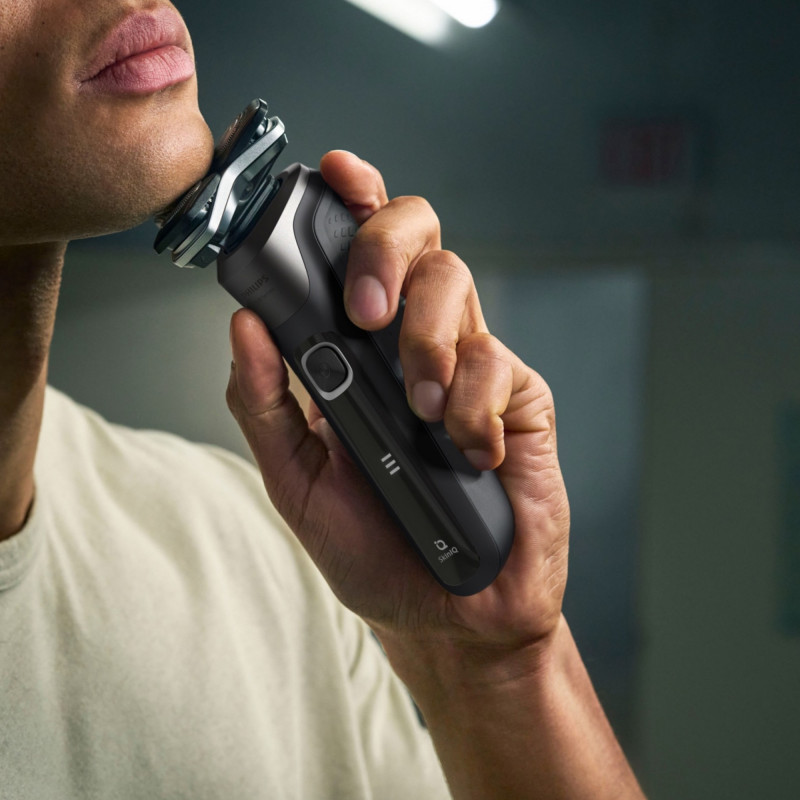 Aparat de ras electric Philips Shaver Series 5000 S5887/10, 9 W, 60 min, pentru ras umed/uscat, trimmer încorporat, SkinIQ, PowerAdapt, capete rotative la 360°, lame cu autoascuțire, gri carbon
