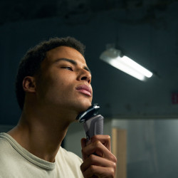 Aparat de ras electric Philips Shaver Series 5000 S5887/10, 9 W, 60 min, pentru ras umed/uscat, trimmer încorporat, SkinIQ, PowerAdapt, capete rotative la 360°, lame cu autoascuțire, gri carbon