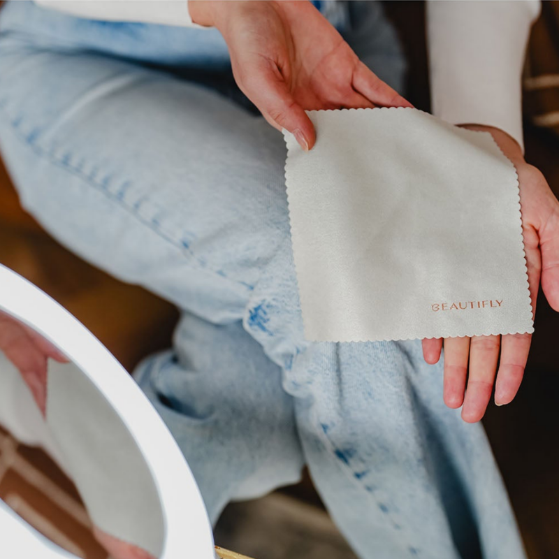 Oglindă cosmetică Beautifly Looking Glass Light, 14,5 cm, mărire 10x, USB-C, LED, reglare la 360°, argintiu