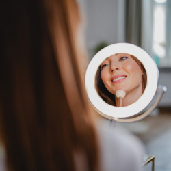 Oglindă cosmetică Beautifly Looking Glass Light, 14,5 cm, mărire 10x, USB-C, LED, reglare la 360°, argintiu