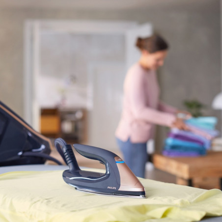 Generator de abur Philips PerfectCare 9000 PSG9050/20, 3100 W, 1,8 l, 9 bari, 190 g/min, jet de abur de 750 g, AI + cameră, SteamGlide Elite, negru