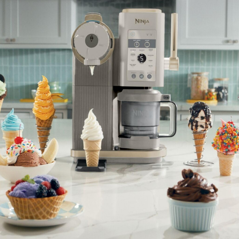 Aparat de facut inghetata 13in1 Ninja CREAMi Scoop & Swirl™ NC701EUSTGD, 800 W, 13 programe, Maneta cu 3 trepte pentru cornete, CreamiFit, Creamify, 2 cupe de 473 ml, Personalizare, Crem/Auriu