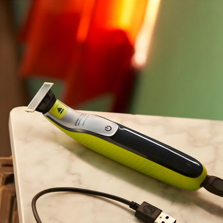 Aparat de tuns Philips OneBlade QP2724/23, lamă rotativă la 360 de grade, tehnologie OneBlade, autonomie de 45 de minute, negru/galben