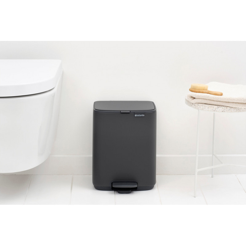 Coș de gunoi Brabantia Bo Pedal 1010132, 7 l, închidere lentă, bază cauciucată, finisaj mineral, gri închis