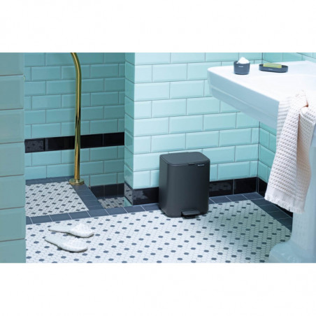 Coș de gunoi Brabantia Bo Pedal 1010132, 7 l, închidere lentă, bază cauciucată, finisaj mineral, gri închis