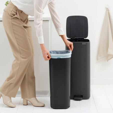 Coș de gunoi Brabantia Bo Pedal 1010134, 30 l, închidere ușoară, bază antiderapantă, finisaj mineral, gri închis