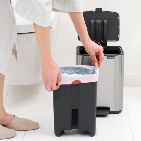 Coș de gunoi Brabantia Bo Pedal 1010142, 7 l, închidere lentă, bază cauciucată, rezistent la amprente, oțel inoxidabil
