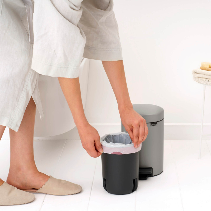 Coș de gunoi cu pedală Brabantia NewIcon 1010433, 3 l, închidere lentă, bază antiderapantă, gri deschis