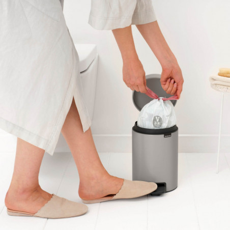 Coș de gunoi cu pedală Brabantia NewIcon 1010433, 3 l, închidere lentă, bază antiderapantă, gri deschis