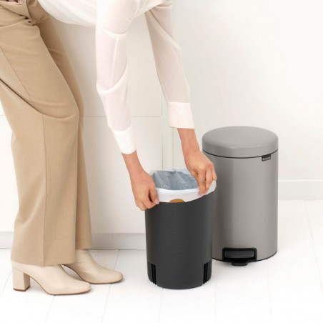 Coș de gunoi cu pedală Brabantia NewIcon 1010440, 12 l, închidere lentă, bază antiderapantă, gri deschis