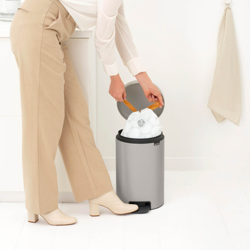 Coș de gunoi cu pedală Brabantia NewIcon 1010440, 12 l, închidere lentă, bază antiderapantă, gri deschis