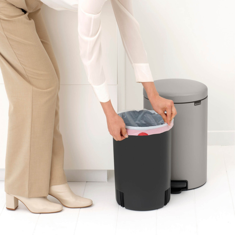 Coș de gunoi cu pedală Brabantia NewIcon 1010441, 20 l, închidere lentă, bază antiderapantă, gri deschis