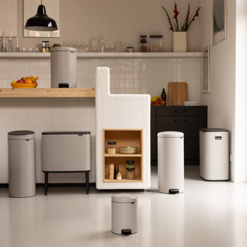 Coș de gunoi cu pedală Brabantia NewIcon 1010441, 20 l, închidere lentă, bază antiderapantă, gri deschis
