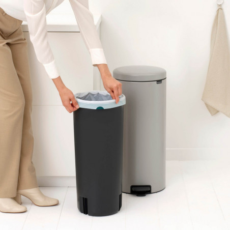 Coș de gunoi cu pedală Brabantia NewIcon 1010442, 30 l, închidere lentă, bază antiderapantă, gri deschis
