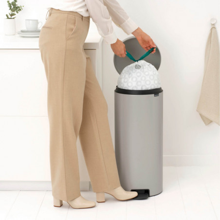 Coș de gunoi cu pedală Brabantia NewIcon 1010442, 30 l, închidere lentă, bază antiderapantă, gri deschis