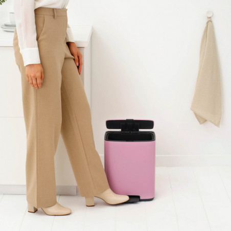 Coș de gunoi Brabantia Bo Pedal 1010446, 12 l, închidere ușoară, bază antiderapantă, roz