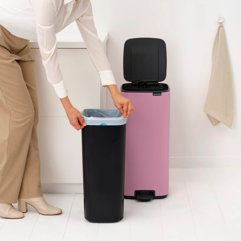Coș de gunoi Brabantia Bo Pedal 1010447, 30 l, închidere ușoară, bază antiderapantă, roz